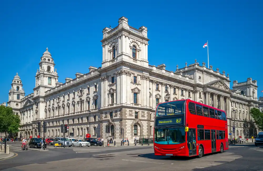 Bank of England Postpones £600 Million Gilt Auction Amid Market Turbulence