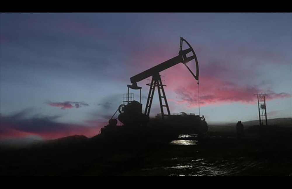 Oil eases from one-month peak on U.S. fuels stockpile jump